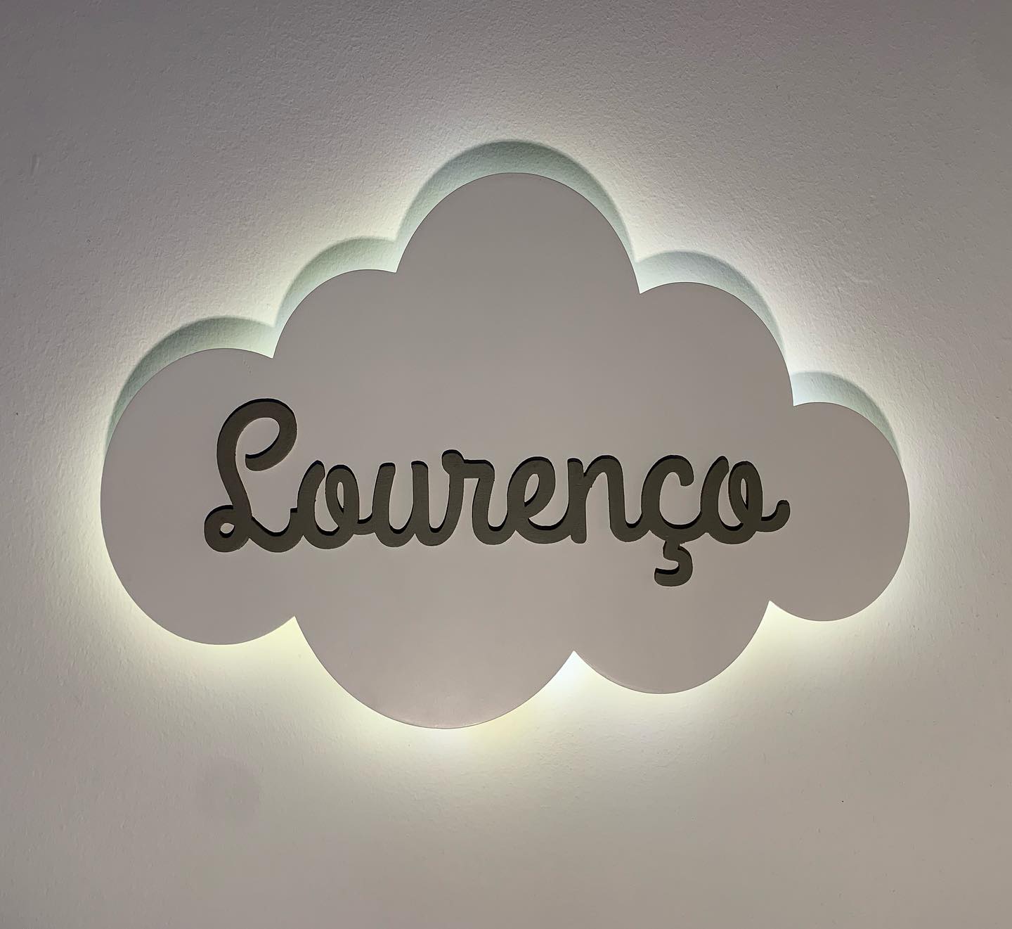 Nuvem luminosa com nome para quarto infantil